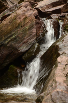 山涧瀑布流水