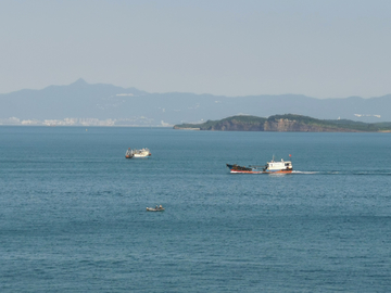 深圳大鹏海上船只日出