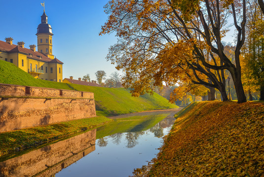 秋天小河边的涅斯韦日城堡