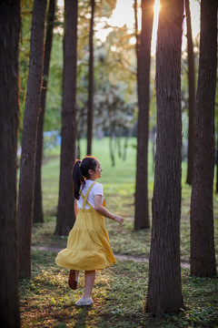 树林奔跑的少女