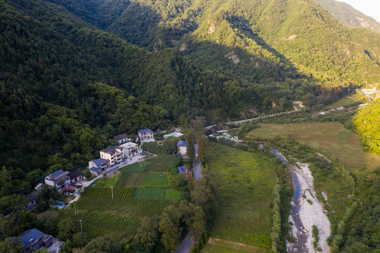 航拍秦岭农村