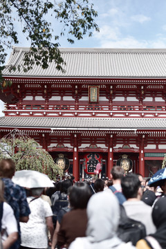 日本浅草寺前的游人
