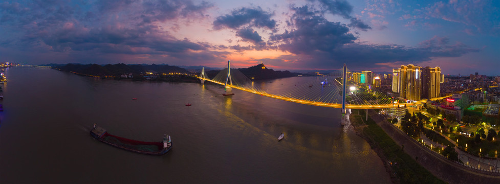 湖北宜昌夷陵长江大桥夜景