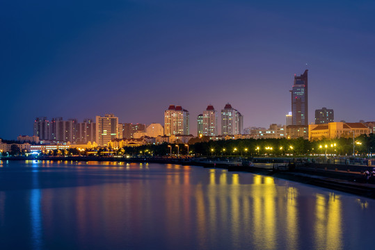 中国山东省威海市海滨夜景风光