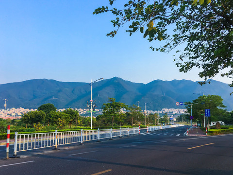 道路栅栏