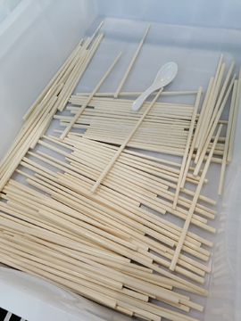 一堆散乱的筷子