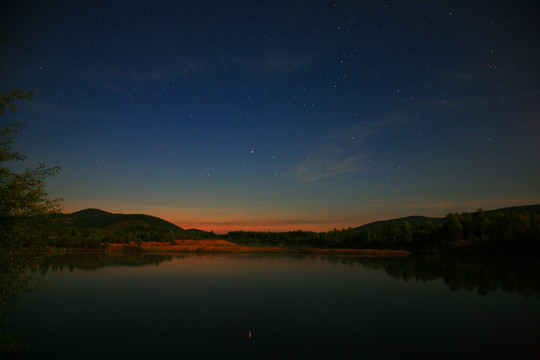 大兴安岭森林湖星夜