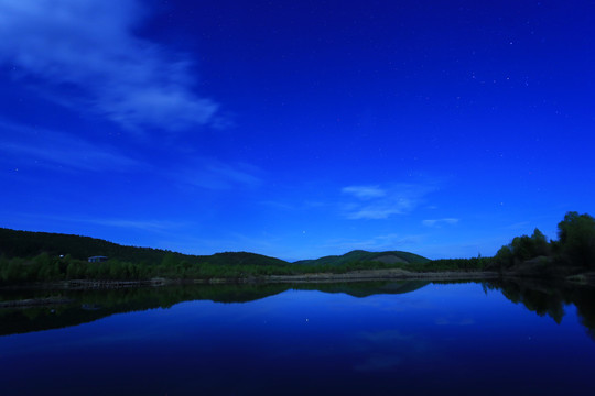 大兴安岭森林湖星空