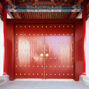 红色古建筑大门和狮子门环