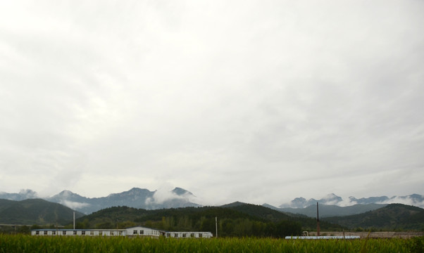 雨中太行云雾缭绕