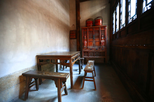 杭州胡雪岩故古代老房子木桌衣柜
