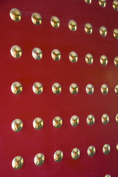 铜钉红大门