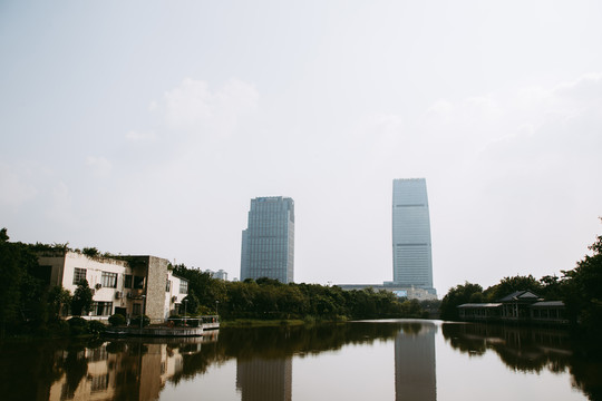 湖水自然风景与大楼