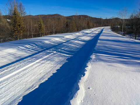 冬季森林道路厚厚的积雪