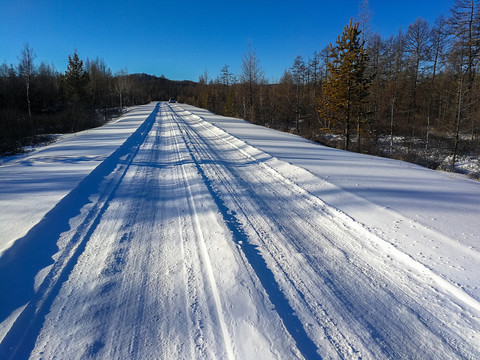 冬季山林积雪道路