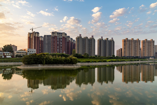 湖边高层住宅建筑倒影