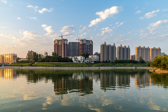 湖边高层住宅建筑倒影