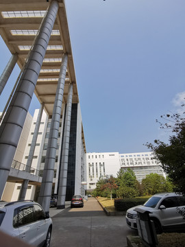 大学挑空建筑