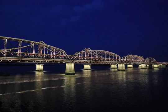 丹东鸭绿江大桥夜景