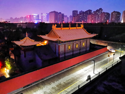 西安城墙边高楼环绕的广仁寺夜景