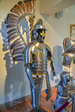 中世纪欧洲贵族背羽镶金盔甲
