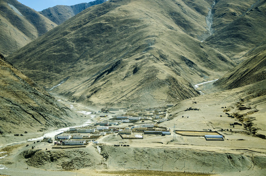 藏北大山脚下的村落