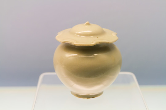 上海博物馆金代耀州窑月白釉盖罐