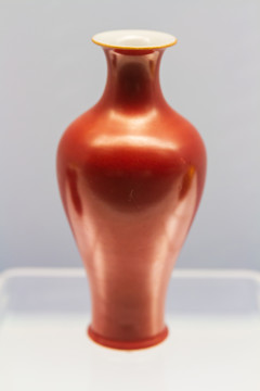 清代景德镇窑珊瑚红釉瓶