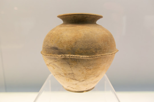 上海博物馆崧泽文化灰陶绳索纹罐