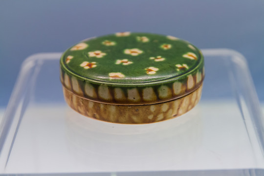 上海博物馆唐代彩色釉陶盖盒
