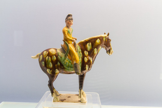 上海博物馆唐代彩色釉陶骑马男俑