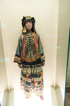 上海博物馆彝族绣花女服