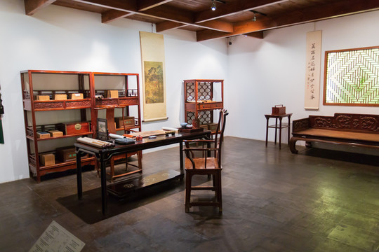 上海博物馆紫檀木裹腿罗锅枨画桌