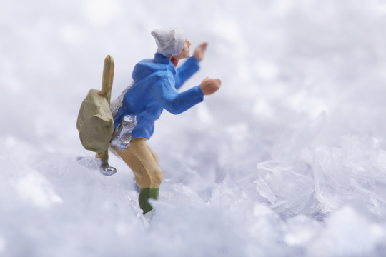 爬雪山的小人模型