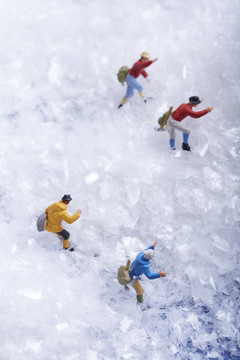 爬雪山的小人模型