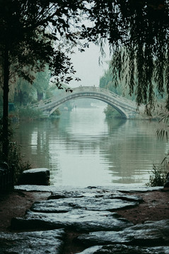 雨中大明湖