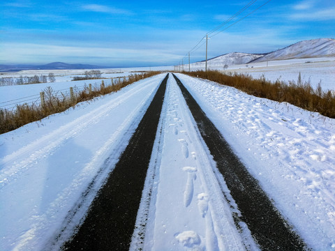 积雪的公路