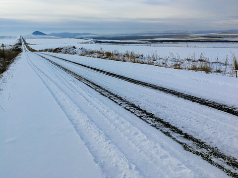 中俄边境积雪的公路