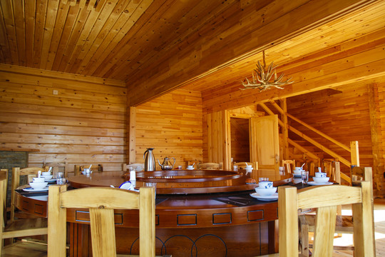 木屋餐厅木刻楞餐桌饭桌饭店