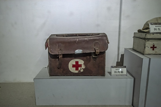 解放军用过的老药箱