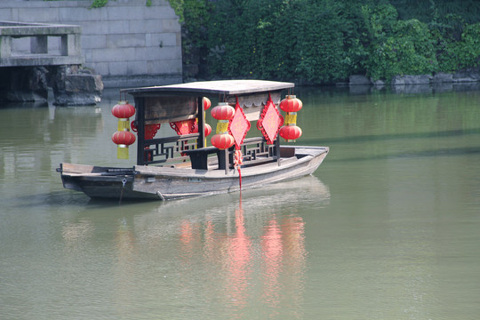 河中游船
