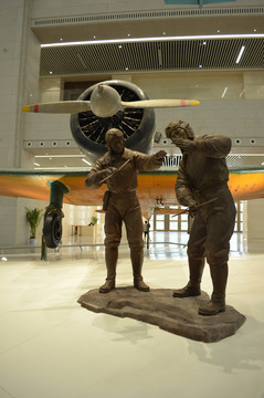 老式飞机和飞行员雕像