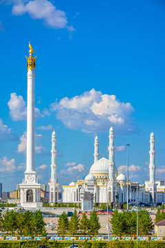 阿斯塔纳清真寺和独立广场纪念柱