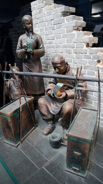 老北京街头小贩雕像