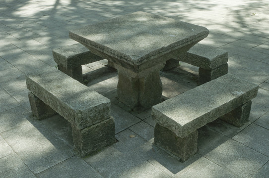 石头桌椅设施
