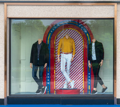 服装店橱窗展示