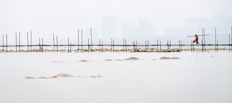 河面河滩河水临时便桥