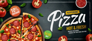义大利腊肠披萨广告与黑板背景