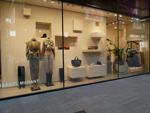 精品服装店橱窗