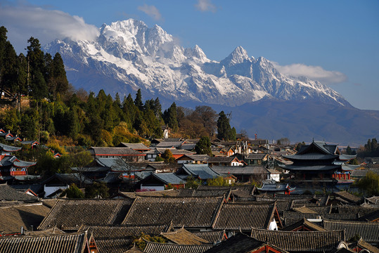 云南丽江大研古城雪山风光